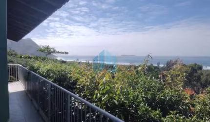 Bela Casa com Linda Vista p/ Mar, Lagoa e Dunas, Bairro Siriú, em Garopaba!