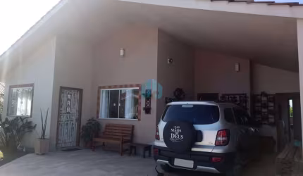 Bela Casa Localizada no Bairro Palhocinha, em Garopaba, a 3,5 km do Centro da Cidade!