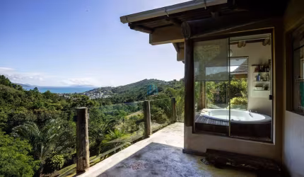 Linda Casa Localizada na Praia do Silveira, em Garopaba!