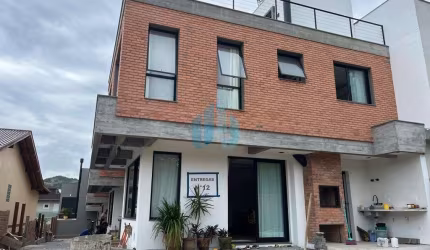 Bela Casa no Condomínio Villa Botânica, Loteamento Panorâmico, no Centro de Garopaba!