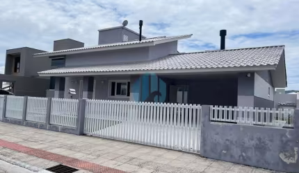 Linda Casa Nova Localizada no Loteamento Pedra Branca, em Garopaba!