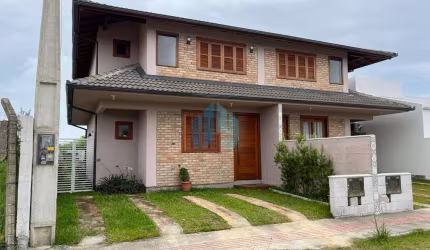 Belo Sobrado Localizado no Bairro Areias de Palhocinha, a Poucos Minutos do Centro de Garopaba!