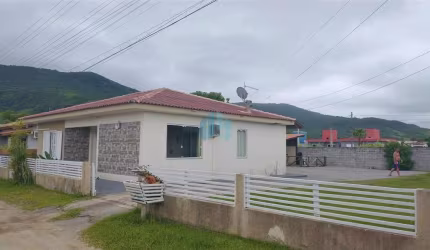 Casa com Amplo Pátio, Bairro Areias de Palhocinha, em Garopaba, a 5 km do Centro e 10 Minutos da Praia da Barra!