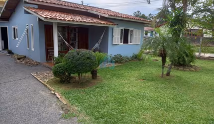 Linda Casa em Amplo Terreno com Excelente Aproveitamento da Área, Bairro Ambrósio, em Garopaba!
