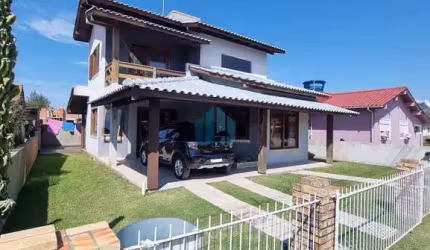 Bela Casa Localizada no Bairro Areias de Palhocinha, em Garopaba!