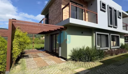 Lindo Sobrado em Condomínio Fechado, a 950 m do Centro de Garopaba!