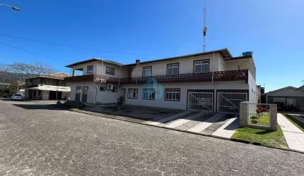 Imóvel Localizado no Centro de Garopaba, Aprox. 750 m da Praia Central!