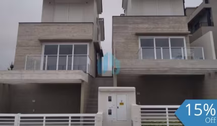 Bela Casa Localizada no Bairro Ferraz, em Garopaba, Próxima ao Centro e Belas Praias da Região!