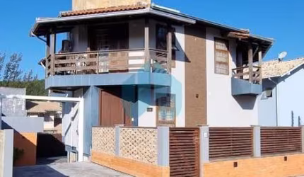 Bela Casa Localizada Entre as Praias do Silveira e Central, Loteamento Panorâmico, no Centro de Garopaba!