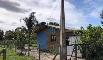 Casa em Amplo Terreno Localizada a Poucos Metros da Surfland, em Garopaba!