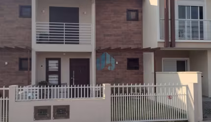 Bela Casa Localizada no Bairro Areias de Palhocinha, em Garopaba, Ótima Localização!