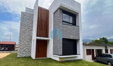 Belas Casas Localizadas a 30 Metros da Praia do Siriú, em Garopaba!
