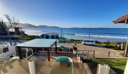 Linda Casa a Beira Mar, de Alto Padrão, Localizada no Centro da Cidade!