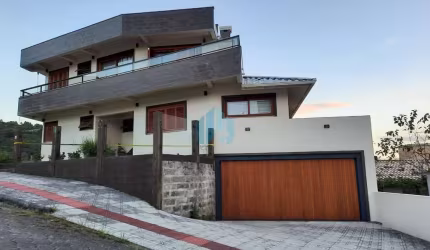 Linda Casa de Alto Padrão a 1000 m da Praia Central, Loteamento Panorâmico, no Centro de Garopaba!