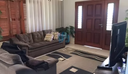 Linda Casa com Piscina Localizada a 1 km da Praia Central de Garopaba, Bairro Ferraz!