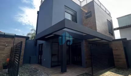 Linda Casa Localizada no Condomínio Amendoeiras, Bairro Ferraz, em Garopaba!