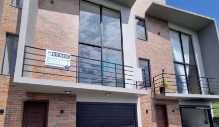 Belo Sobrado de Alto Padrão, Localizado a 1 km da Praia, Bairro Ferraz, em Garopaba!