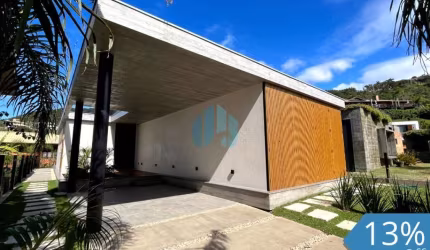Linda Casa Nova de Alto Padrão, a 350 m da Praia, Bairro Ferraz, em Garopaba!