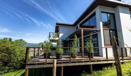 Linda Casa Exclusiva de Alto Padrão, em Condomínio Privado, Localizado na Praia da Silveira, em Garopaba!