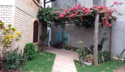 Linda Propriedade Localizada a 150 m da Praia Central, no Centro de Garopaba!
