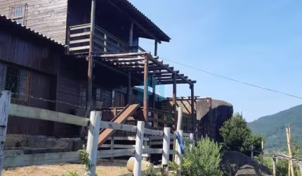 Casa em Amplo Terreno Localizada no Bairro Ressacada, em Garopaba.