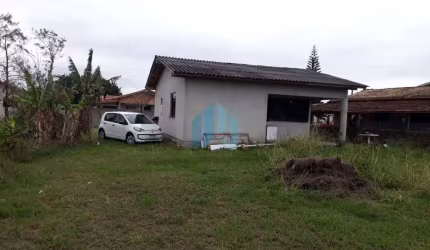 Casa a 300 m da BR 101, Localizada no Bairro Araçatuba, em Imbituba.