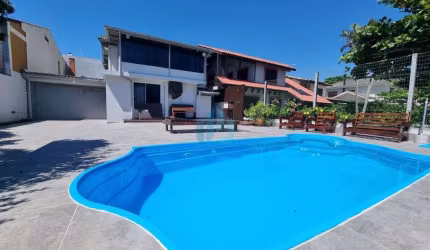 Bela Casa Localizada a 150 m da Praia Central, no Centro de Garopaba!
