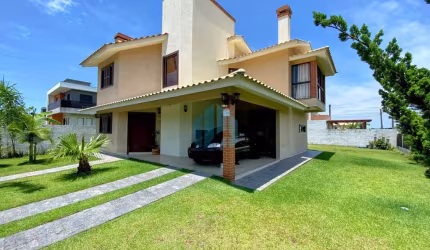 Bela Casa Localizada no Loteamento Quinta dos Açores, Ambrósio | Garopaba - SC