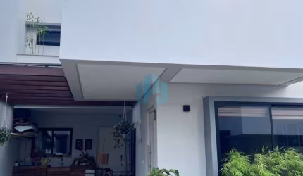 Belo Sobrado em Condomínio Fechado, a 900 m da Praia Central, Loteamento Panorâmico, Centro | Garopaba - SC