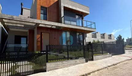 Linda Casa de Alto Padrão, a 1 km da Praia Central, Loteamento Longarone, Ferraz | Garopaba - SC