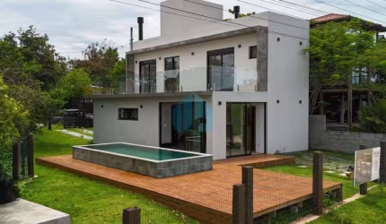 Bela Casa com Piscina, a 800 m da Lagoa da Ibiraquera e 4 km da Praia do Rosa, Praia do Rosa | Imbituba - SC