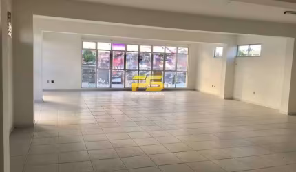 Sala comercial vitrine 99m², para locação por R$7.500,00.