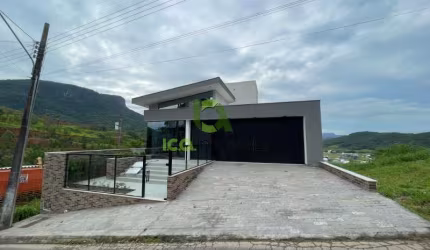 Casa alto padrão, com 3 quartos sendo 3 Suítes e Piscina borda infinita na Pedra Branca, Palhoça - SC, Próximo à Unisul.