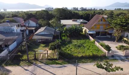 Terreno a venda na Praia com 360m² em Palhoça na Passagem do Maciambú
