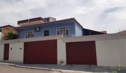 CASA 03 DORMITÓRIOS SUÍTE PISCINA EM AMPLO TERRENO