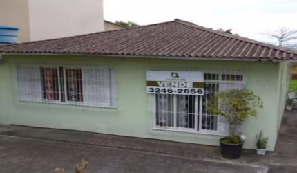 Casa à Venda em São José-SC, Bairro Barreiros: 3 Quartos e vista para o Mar, Terreno de Esquina.