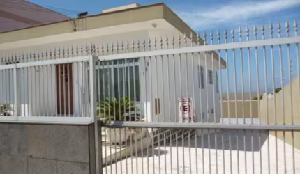 CASA A VENDA EM BARREIROS, CASA A VENDA EM FLORIANÓPOLIS, CASA COM 3 QUARTOS E 3 BANHEIROS, 2 COZINHAS.