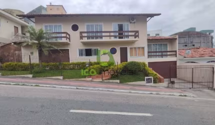 Casa de três quartos com uma suíte na Avenida Atlântica São José.