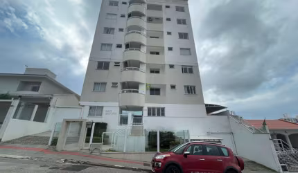 Apartamento mobiliado com 02 dormitórios sendo 01 suíte, sala de estar com sacada e churrasqueira, ampla área de lazer