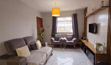 Apartamento 2 quartos com varanda e garagem, em prédio pequeno e tranquilo, perto de ônibus e comércio. ótimo custo-benefício!