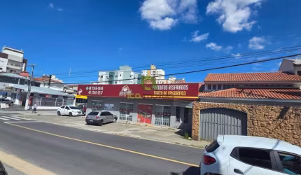 Imóvel comercial de esquina à venda, 693m² de terreno, 324m² construídos. Ideal para farmácia, loja, clínica ou oficina. Local com alto fluxo e visibi