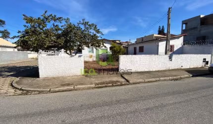 ALUGA-SE CASA COM ÓTIMA LOCALIZAÇÃO NO BAIRRO COLONINHA