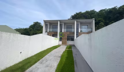Imperdível: Casa à venda em São José-SC, bairro Ipiranga, 2 quartos, 1 sala, 1 banheiro, 2 vagas de garagem.