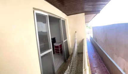 Sobrado a venda R$350mil 3 quartos sendo 1 suite localizado a 50 m do mar Itapuã
