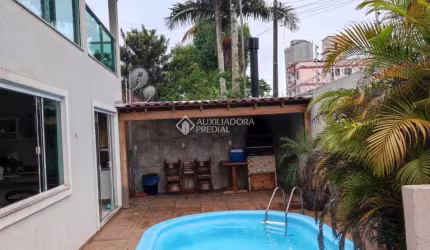 Casa com 3 quartos à venda na Rua Coqueiros, 670, Tabuleiro (Monte Alegre), Camboriú, 300 m2 por R$ 1.900.000