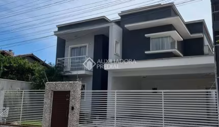 Casa com 3 quartos à venda na Professor Andrônico Pereira, 313, Centro, Camboriú, 243 m2 por R$ 2.000.000