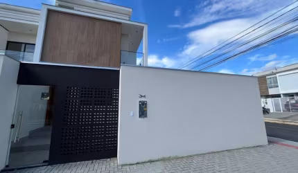 Casa com 3 quartos à venda na Budapeste, 133, Santa Regina, Camboriú, 103 m2 por R$ 730.000
