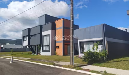 Casa em condomínio fechado com 3 quartos à venda na Rua Ivo José Rebello, 610, Santa Regina, Camboriú, 258 m2 por R$ 2.200.000