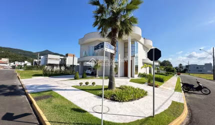 Casa em condomínio fechado com 3 quartos à venda na Rua Ivo José Rebello, 610, Santa Regina, Camboriú, 237 m2 por R$ 3.990.000