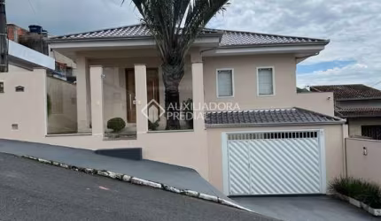 Casa com 3 quartos à venda na Rua Noruega, 1088, Nações, Balneário Camboriú, 263 m2 por R$ 1.800.000